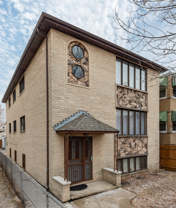 5907 W Addison St in Chicago, IL - Building Photo