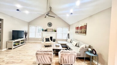 1380 Twin Bridge Ln in Lawrenceville, GA - Foto de edificio - Building Photo