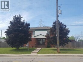 2251 Mountainside Dr, Unit 6 in Burlington, ON - Building Photo