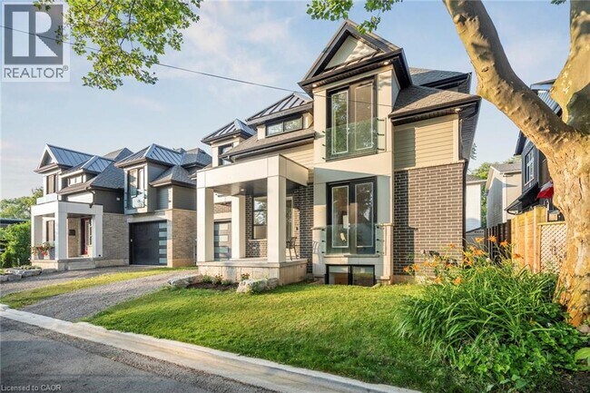 8 Paxton Ave in St Catharines, ON - Building Photo - Building Photo