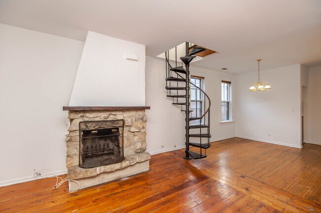 1015 W Wolfram St, Unit 2 in Chicago, IL - Building Photo - Building Photo