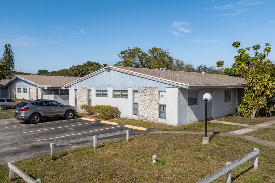 Azure Villas in Pembroke Park, FL - Foto de edificio