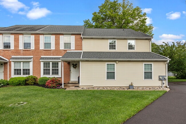 560 Thrush Ct, Unit B in Yardley, PA - Building Photo - Building Photo