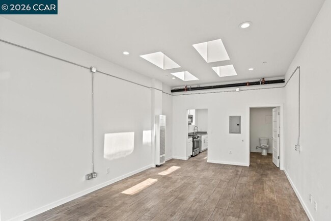 646 Hegenberger Rd in Oakland, CA - Building Photo - Building Photo