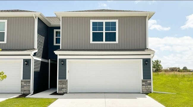 2485 Chloe Ln in Hiawatha, IA - Building Photo - Building Photo