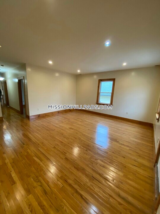 10 Westminster Ave in Boston, MA - Building Photo