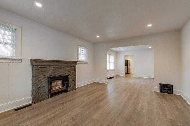 property at 923 E Loren St