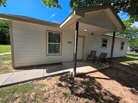 1124 Comanche Cove Dr in Granbury, TX - Building Photo