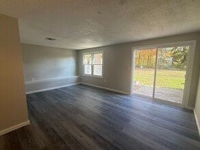 130 Riviera Dr in Agawam, MA - Building Photo - Building Photo