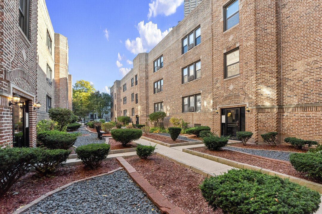 3726 N Pine Grove Ave, Unit 2E in Chicago, IL - Building Photo