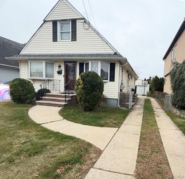 573 Lakeville Rd in New Hyde Park, NY - Building Photo - Building Photo