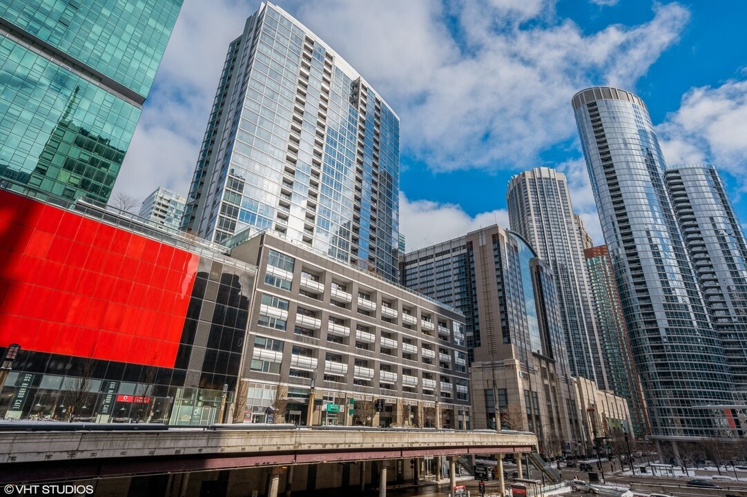 240 E Illinois St in Chicago, IL - Foto de edificio