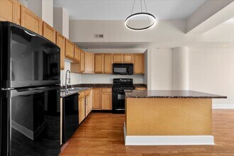 165 N Canal St in Chicago, IL - Building Photo - Building Photo