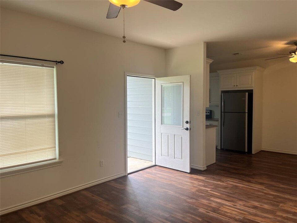 1843 Caroline Ln in Sealy, TX - Foto de edificio