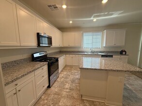 13337 Racimo Ct in Victorville, CA - Building Photo - Building Photo