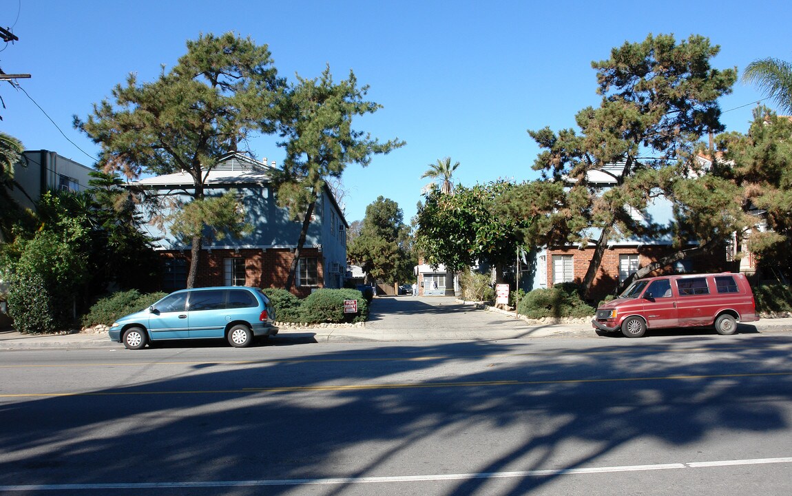 6907 Hazeltine Ave in Van Nuys, CA - Building Photo