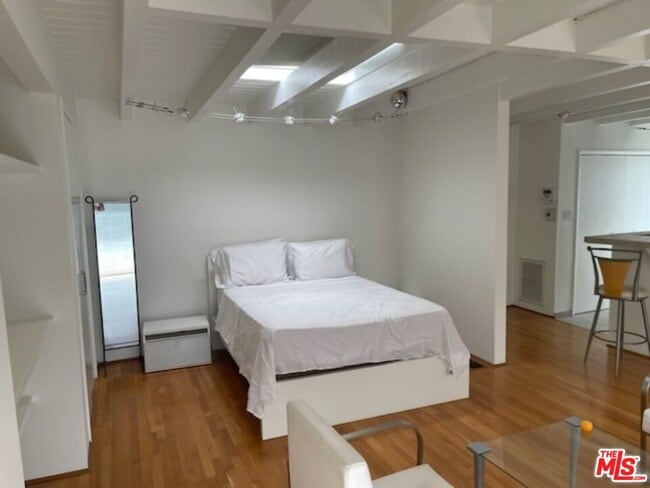 property at 516 N San Vicente Blvd