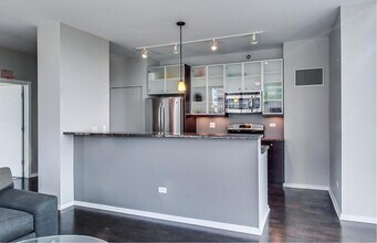 123 S Green St in Chicago, IL - Foto de edificio - Building Photo