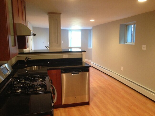 672 Washington St, Unit 1 in Brookline, MA - Building Photo - Building Photo
