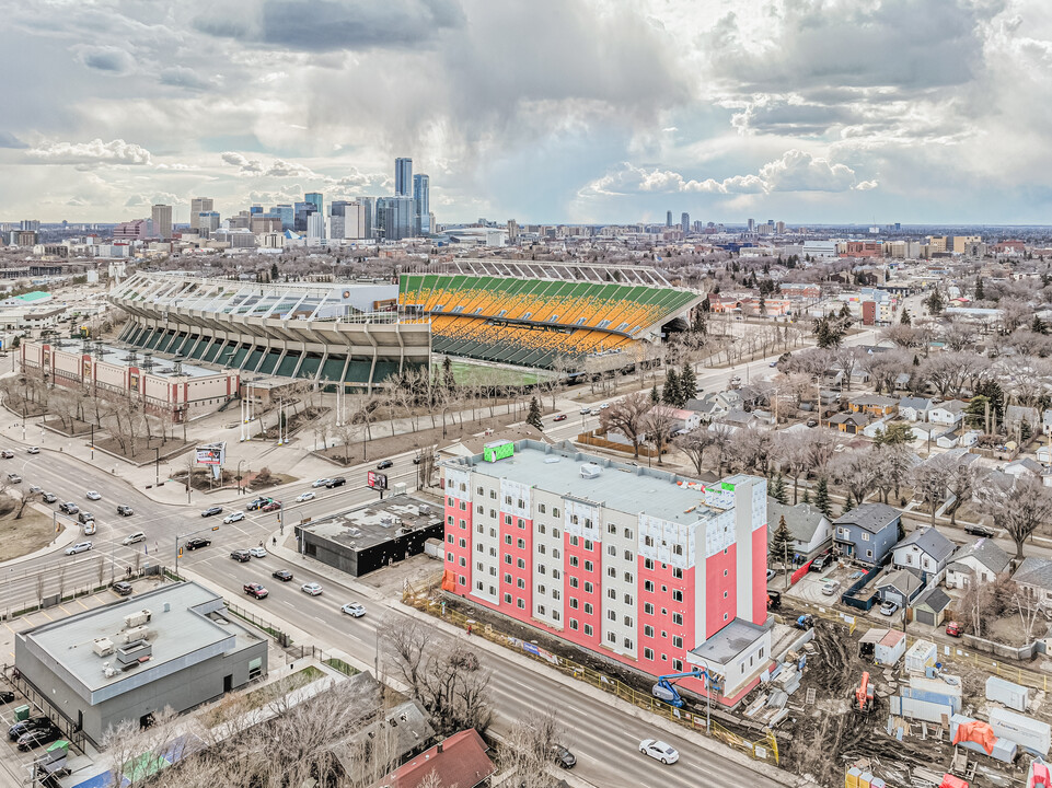 Stadium Plaza in Edmonton, AB - Building Photo