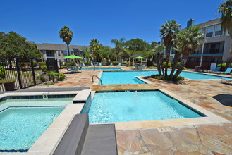 Sugar Tree Apartment Homes in Corpus Christi, TX - Foto de edificio - Building Photo