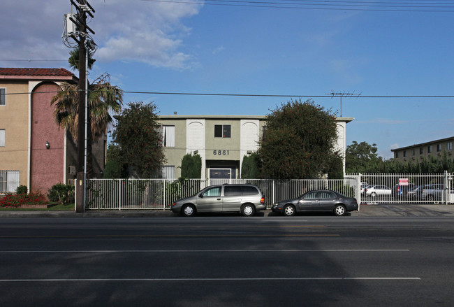 6861 Sepulveda Blvd in Van Nuys, CA - Building Photo - Building Photo