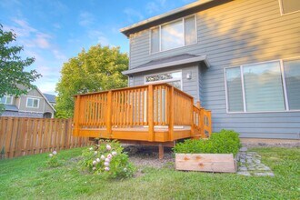 2727 N Crater Ln in Newberg, OR - Foto de edificio - Building Photo