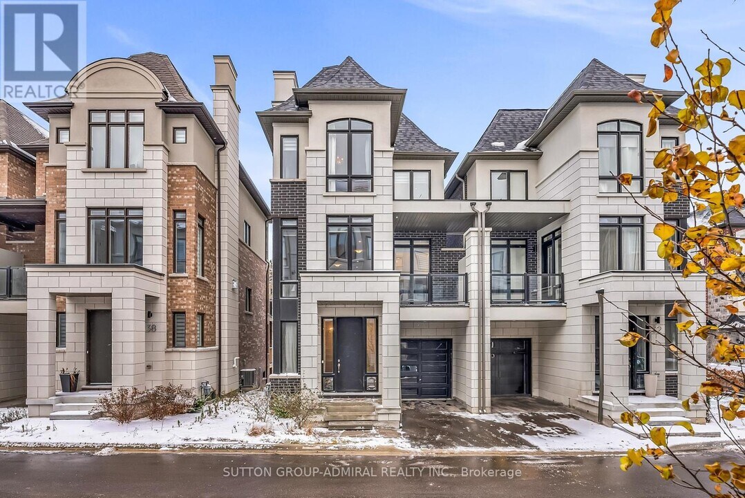 34 Globemaster Ln in Richmond Hill, ON - Building Photo