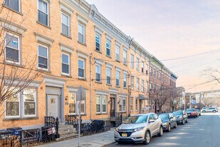 349 7th St in Jersey City, NJ - Building Photo