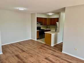 746 Prescott Dr, Unit 306 in Roselle, IL - Building Photo - Building Photo