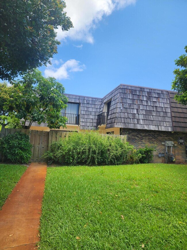 1690 Forest Lakes Cir