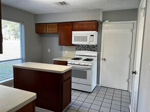 23 Rockfern Rd in The Woodlands, TX - Building Photo - Building Photo