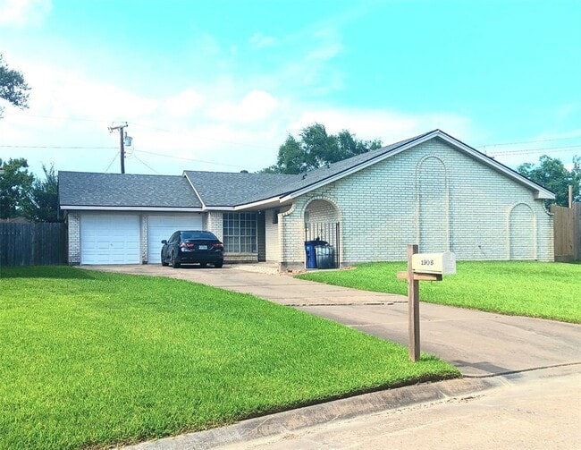 property at 1908 Williamsburg Ct N