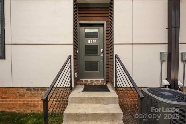 1008 Westbrook Dr in Charlotte, NC - Building Photo - Building Photo