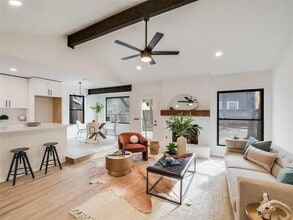 10055 Woodland Village Dr in Austin, TX - Building Photo - Building Photo