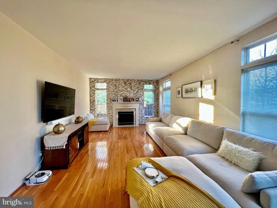 15000 Onan Ct in Gainesville, VA - Building Photo