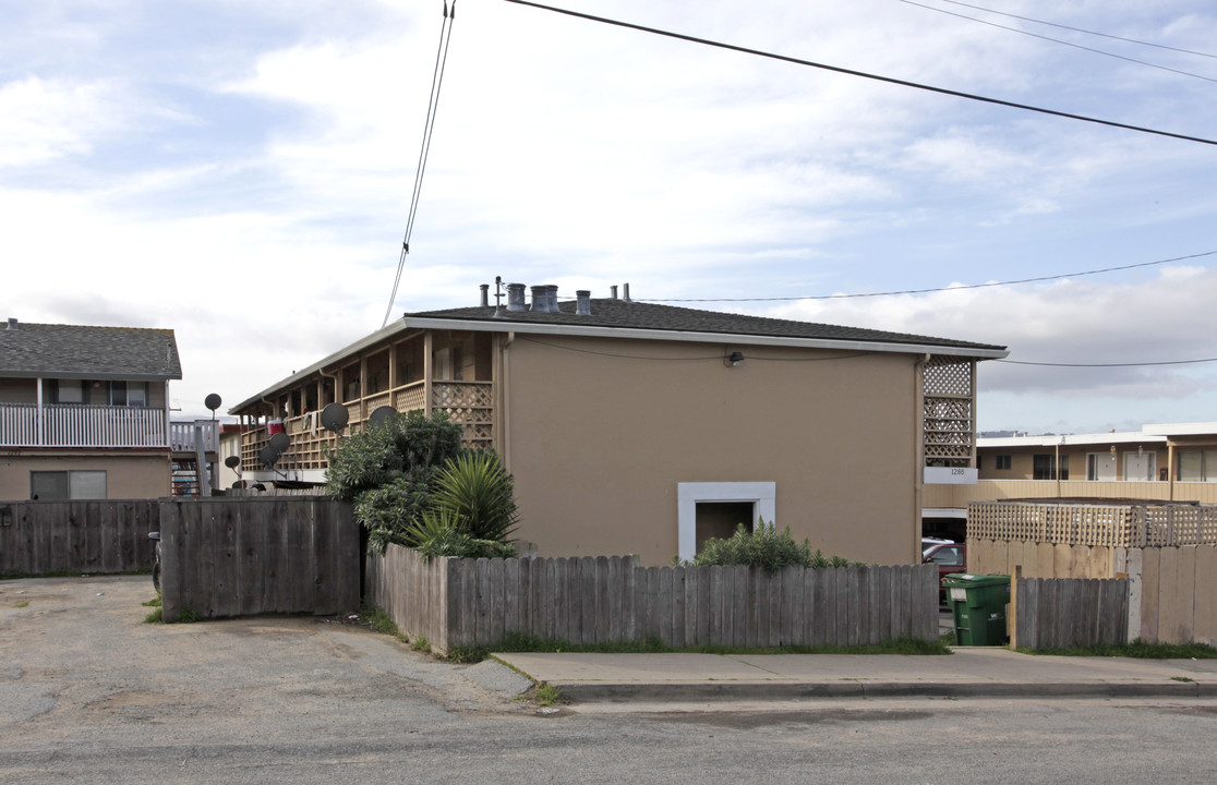 1286 La Jolla Ave in Seaside, CA - Foto de edificio