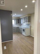 2401 Amblecote Ln in Burlington, ON - Building Photo - Building Photo