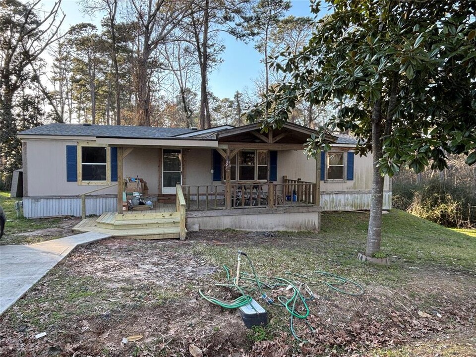 111 Lakeside Woods Dr in Pointblank, TX - Building Photo