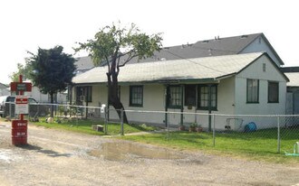 448 E Alameda St in Manteca, CA - Building Photo