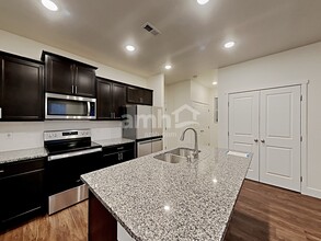 33130 Ten Trails Pkwy in Black Diamond, WA - Foto de edificio - Building Photo