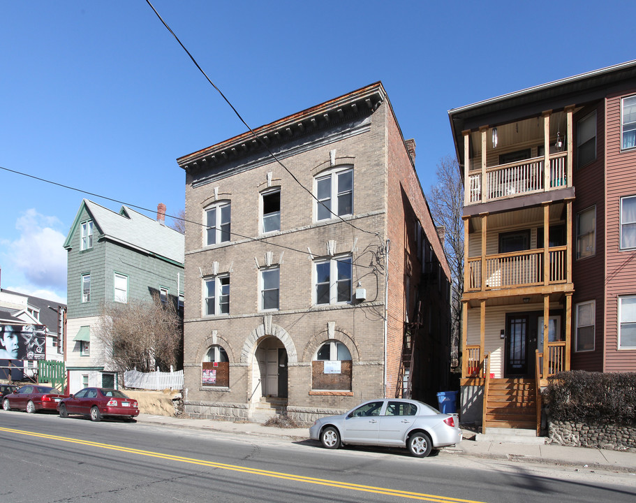 815 E Main St in Waterbury, CT - Building Photo