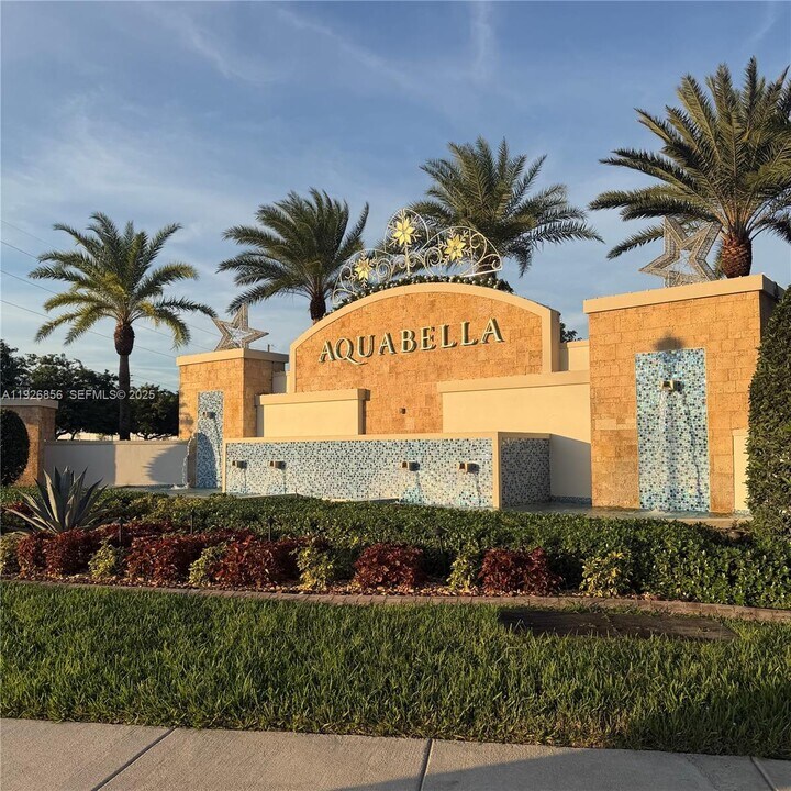 10320 W 33rd Ln in Hialeah, FL - Building Photo