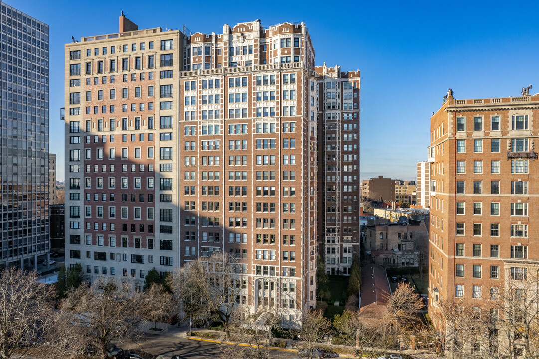 2440 N Lakeview Ave in Chicago, IL - Foto de edificio