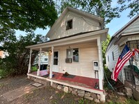 404 E Iron St in Bessemer, MI - Foto de edificio - Building Photo