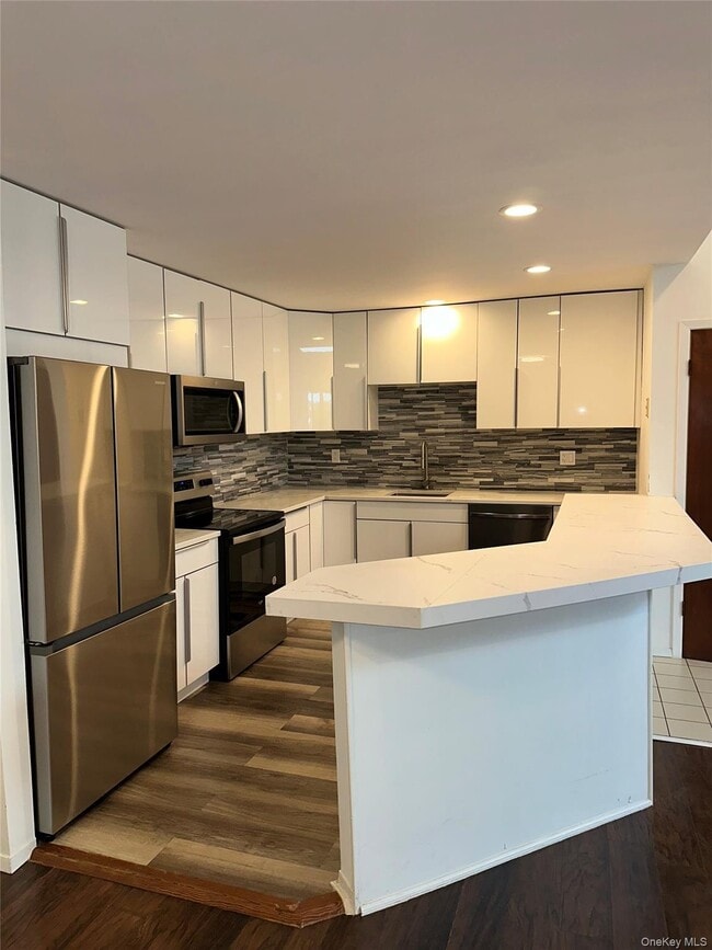 83 Manorhaven Blvd in Port Washington, NY - Building Photo - Building Photo