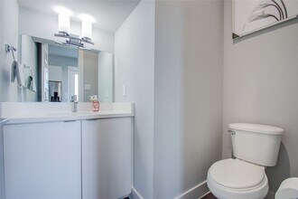 2549 Hollister Rd in Houston, TX - Foto de edificio - Building Photo