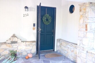 250 N Catalina St in Burbank, CA - Foto de edificio - Building Photo