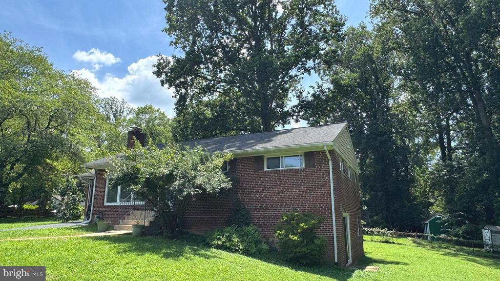 7401 Camp Alger Ave in Falls Church, VA - Building Photo