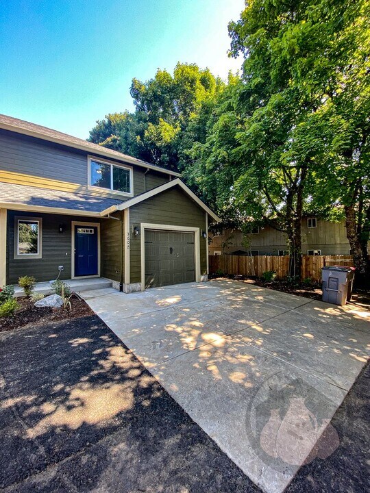 360 NW Willamina Dr in Willamina, OR - Building Photo